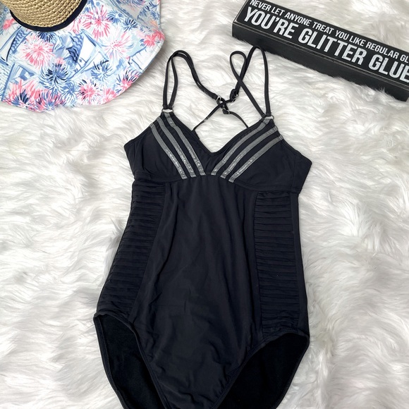 🏊♀️ADIDAS🏊♀️ Sleek Logo One Piece w/Side paneling and adjustable straps